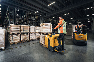 LahrLogistics Paletten verschieben mit Stapler